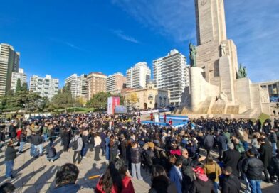 El MONUMENTO luce renovado en el Día de la Bandera 