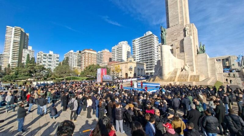 El MONUMENTO luce renovado en el Día de la Bandera 