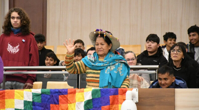Un total de 795 personas integrantes de 20 instituciones, realizaron su promesa. En su mayoría fueron adultos que no habían podido hacerlo durante su etapa escolar y resignificaron, con su participación, el acto de prometer fidelidad a la Bandera.